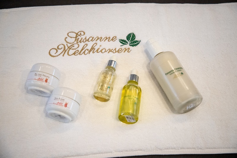 diamantslibning-af-huden-pleje-1m Hudplejeprodukter ligger på håndklæde. Sund pleje af huden efter diamantslibning.