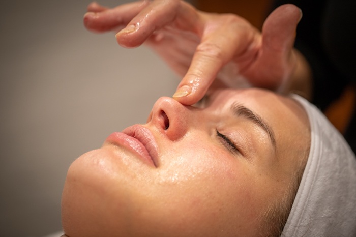 Blid massage med på næseryg. Naturligt ansigtsløft i Næstved. naturli-behandling.dk