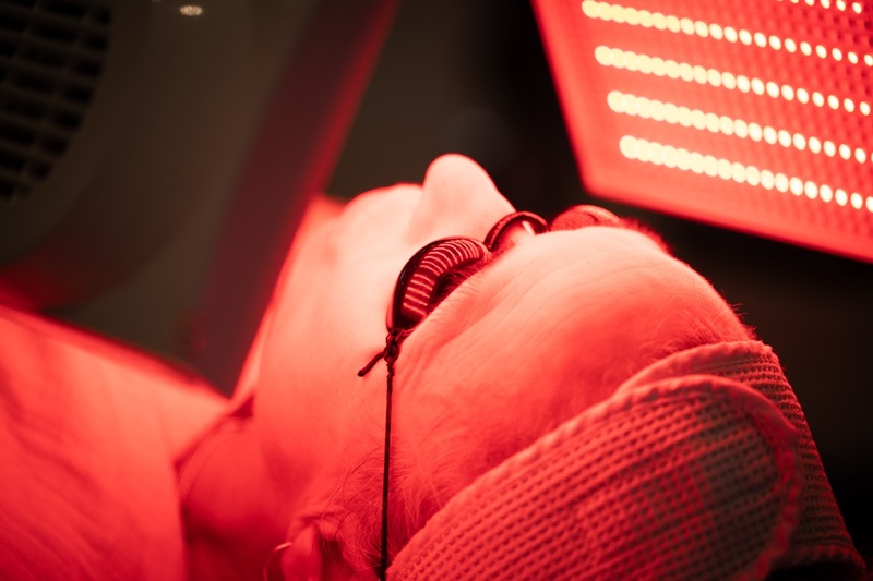 Kunde ligger i lysterapi efter kosmetisk akupunktur hos Naturli Behandling i Næstved, Sydsjælland