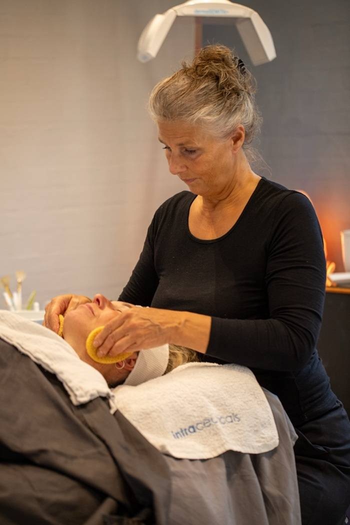 Lene Kryger afrenser hud i ansigt efter naturlig ansigtsløft med akupunktur.